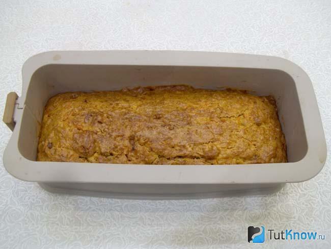 Готовый рождественский морковно-имбирный кекс с грецкими орехами