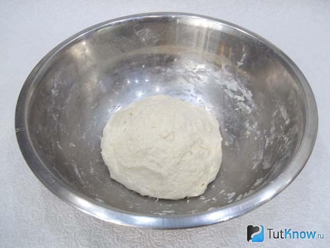 К продуктам налита вода и замешано тесто