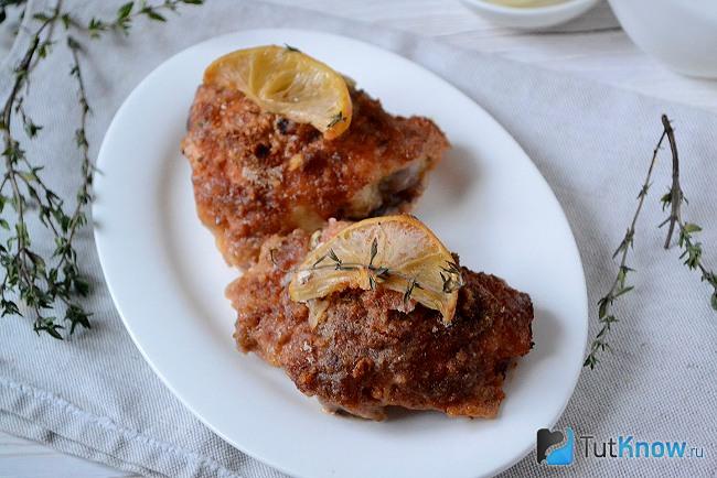 Куриные бедра в кефире с лимоном, запеченные в духовке