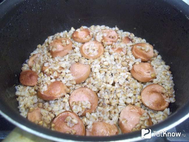 Готовая гречка с сосисками