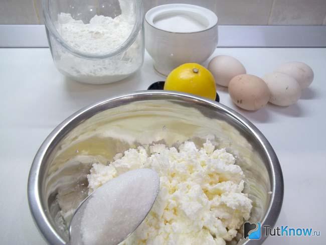 Творог соединен с сахаром