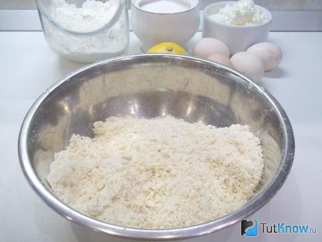 Продукты перемешаны до состояния крошки