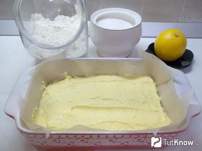 На мучную крошку выложена творожная начинка
