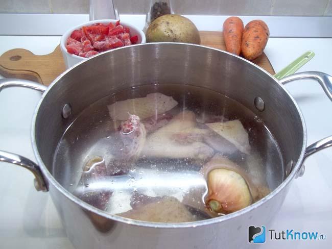 Курица с луком залиты питьевой водой