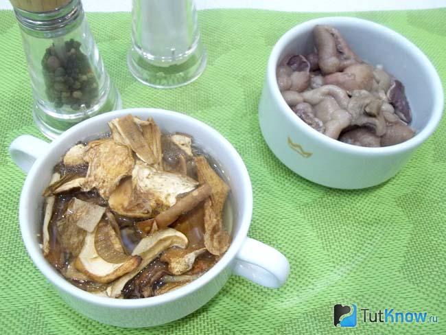 Сушеные грибы залиты кипятком, замороженные разморожены