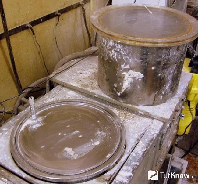 Заливаем гипс в вакуумную установку