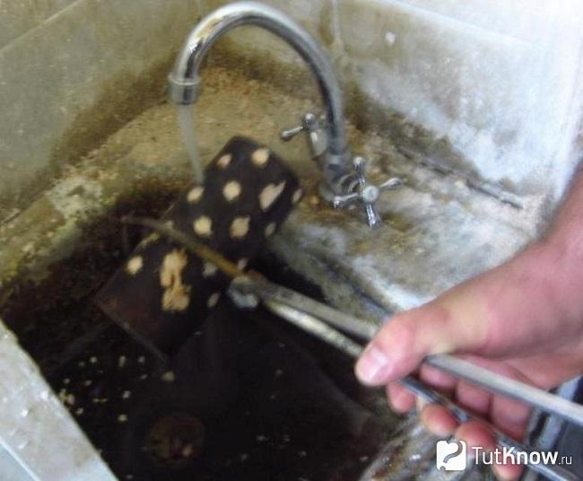 Охлаждаем опоку под струей воды