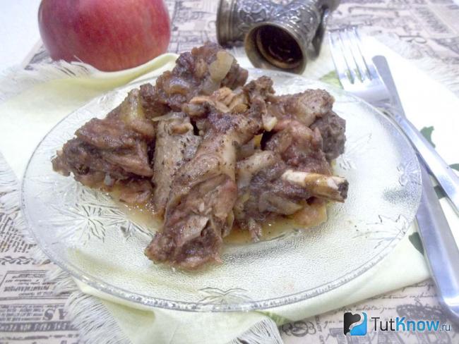 Готовая тушеная курица в соусе ткемали