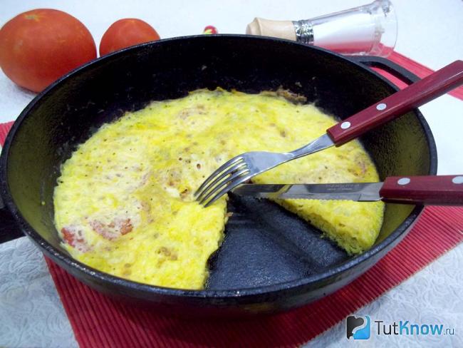 Готовый омлет на молоке с помидорами и сыром