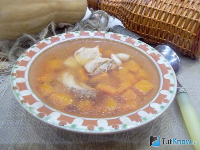 Готовый суп с курицей, тыквой и овощами