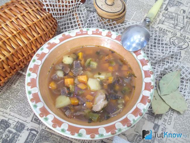 Готовый суп с куриными желудками и жареными солеными огурцами