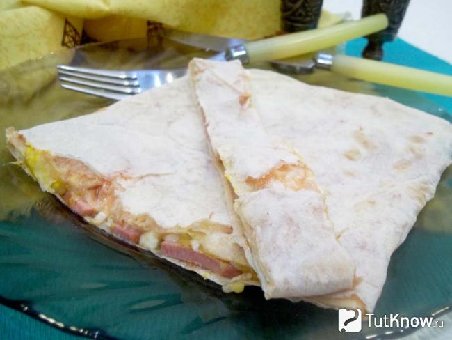Готовая закрытая пицца из лаваша в микроволновке