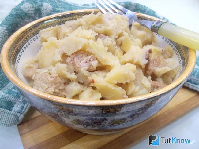 Готовый тушеный картофель с мясом в духовке в казане