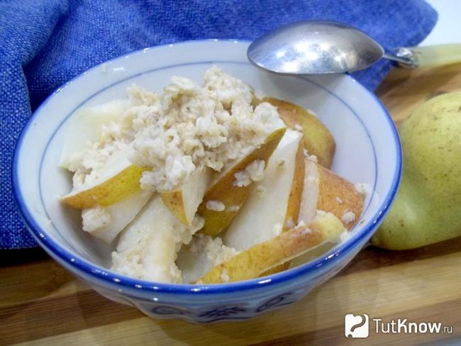 Готовая овсянка с грушами в микроволновке
