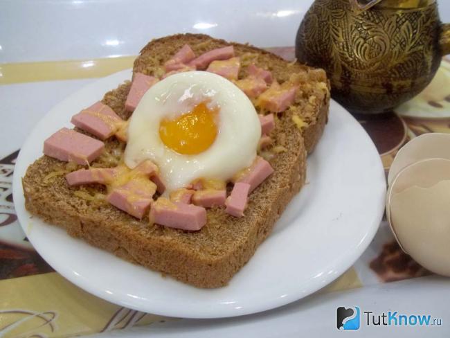 Готовые гренки с колбасой, сыром и яйцом-пашот