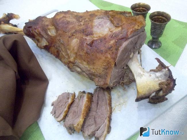 Готовая запеченная баранья нога