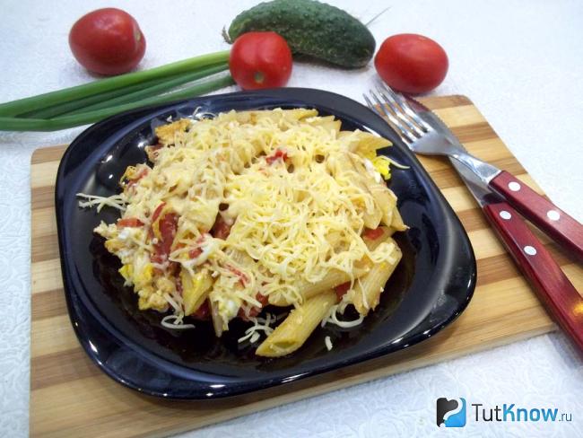 Готовые макароны с помидорами и сыром