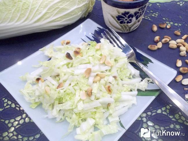 Готовый салат из пекинской капусты с арахисом