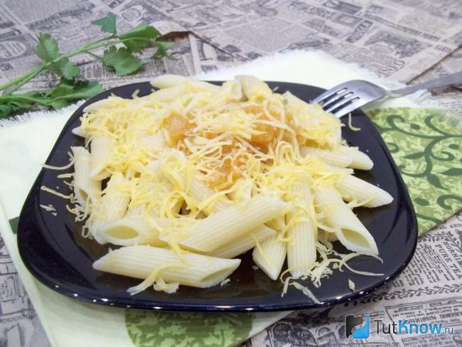 Готовые макароны с сыром и кабачковой икрой