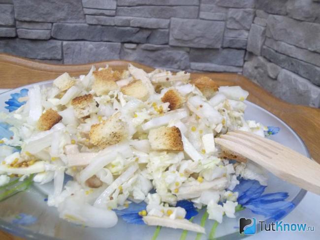 Готовый салат из пекинской капусты, курицы с сыром и сухариками