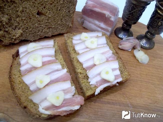 Готовый бутерброд с салом, чесноком и горчицей
