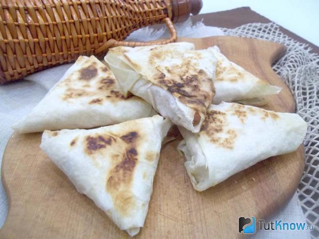 Готовые треугольники из лаваша с колбасой и сыром
