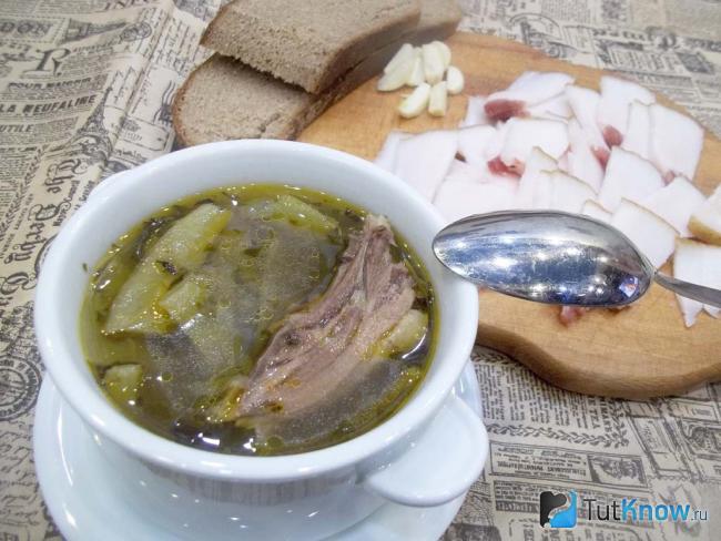 Готовый суп с курицей, картофелем и замороженной спаржей