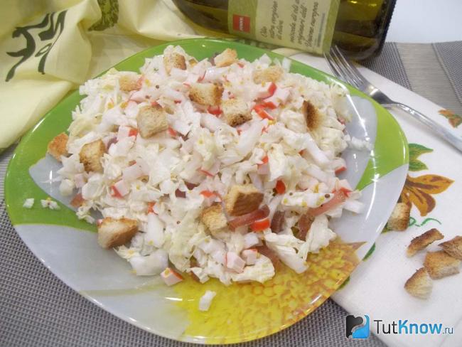 Готовый салат с пекинской капустой, крабовыми палочками, балыком и сухариками