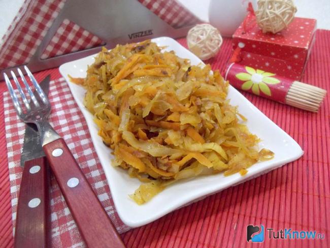 Готовая тушеная капуста с морковью и яблоками