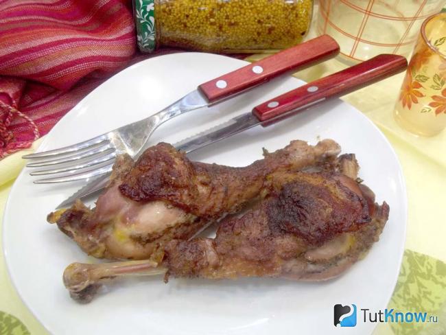 Готовая домашняя курица в соусе ткемали в духовке