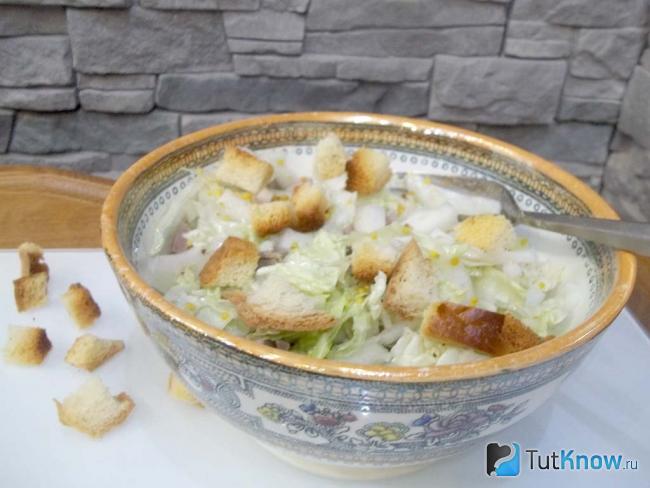 Готовый салат с пекинской капустой, луком, бужениной и гренками