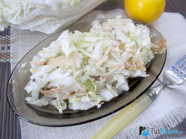 Готовый салат с чипсами из лаваша, пекинской капустой и отварной курицей
