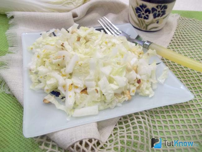 Готовый салат с пекинской капустой, арахисом и французской горчицей