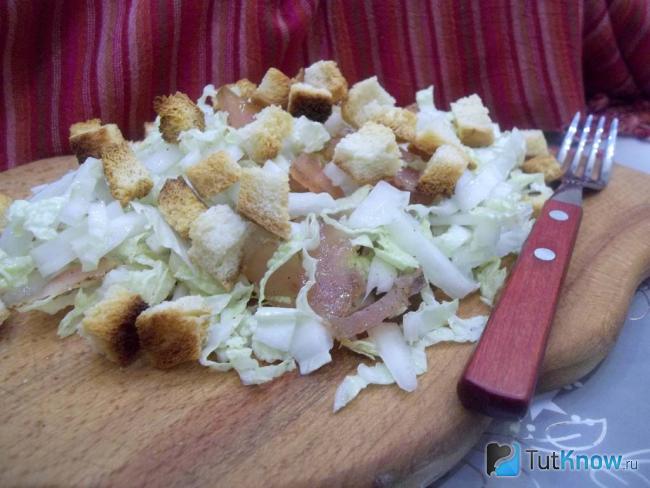 Готовый салат с ветчиной, пекинской капустой и сухариками