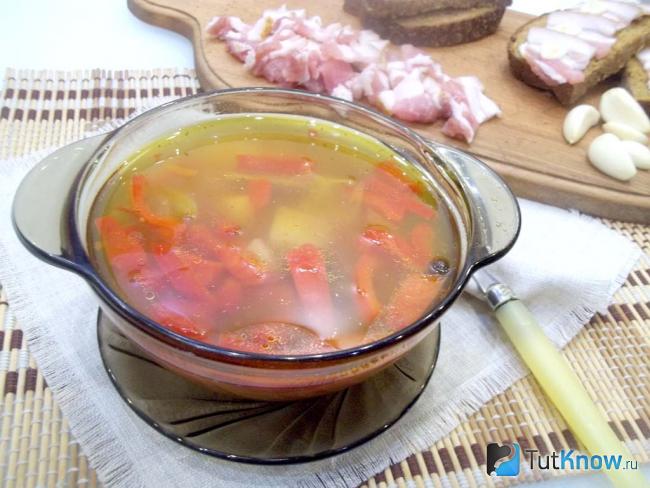 Готовый суп из утки с замороженным сладким перцем и спаржевой фасолью