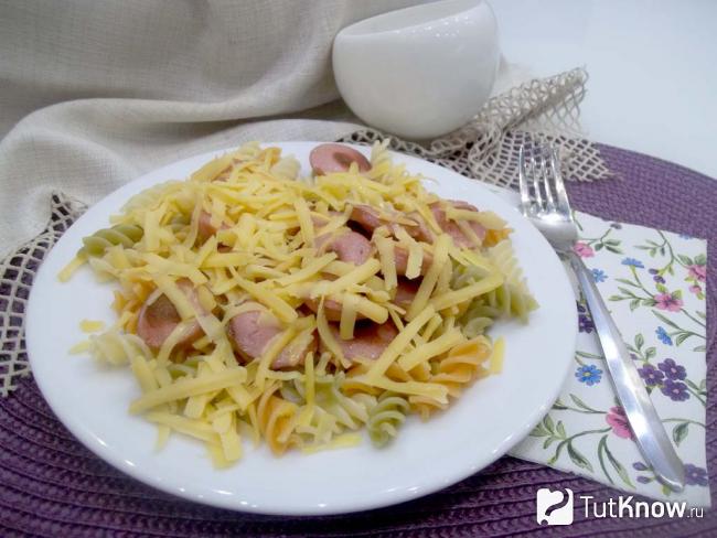 Готовая паста физули с сосисками и сыром