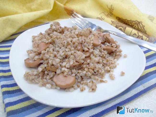 Готовая гречка с сосисками