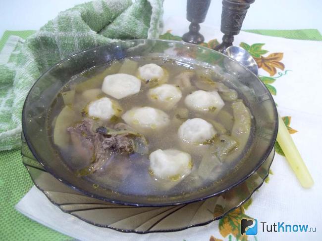 Готовый куриный суп со спаржей и пельменями