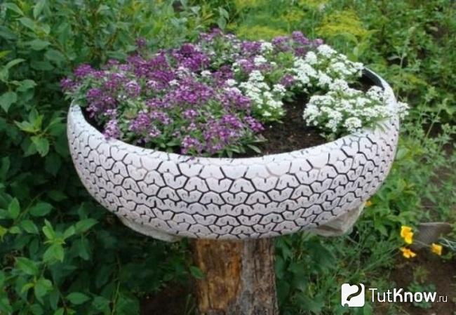 Цветочница из пенька и покрышки
