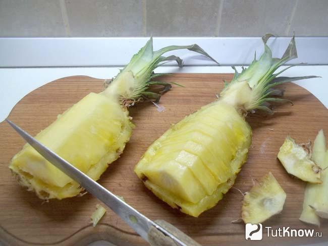Мякоть ананаса нарезана четверть кольцами