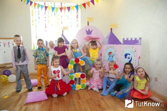Дети возле бумажного дворца