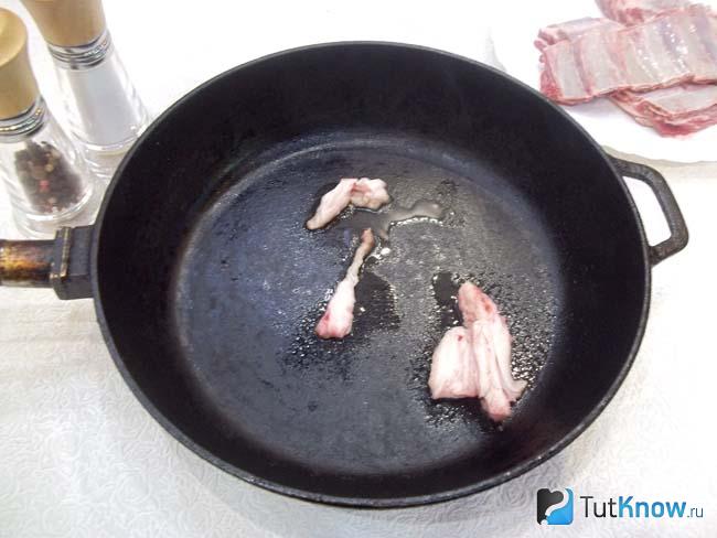 Жир вытоплен на сковороде