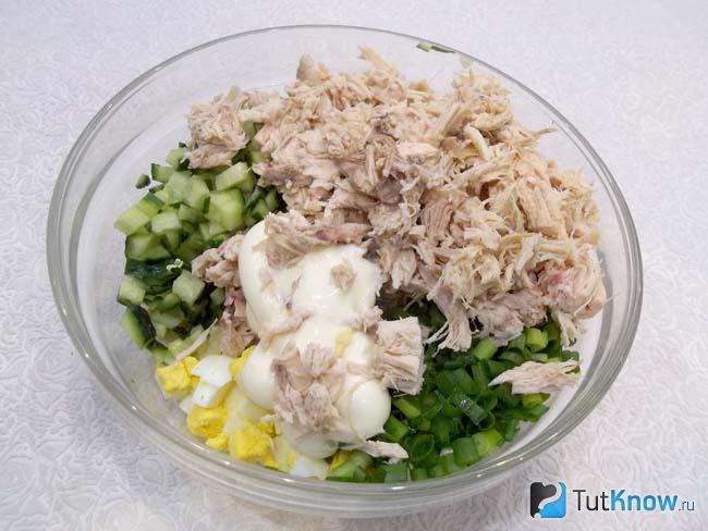 Продукты заправлены майонезом