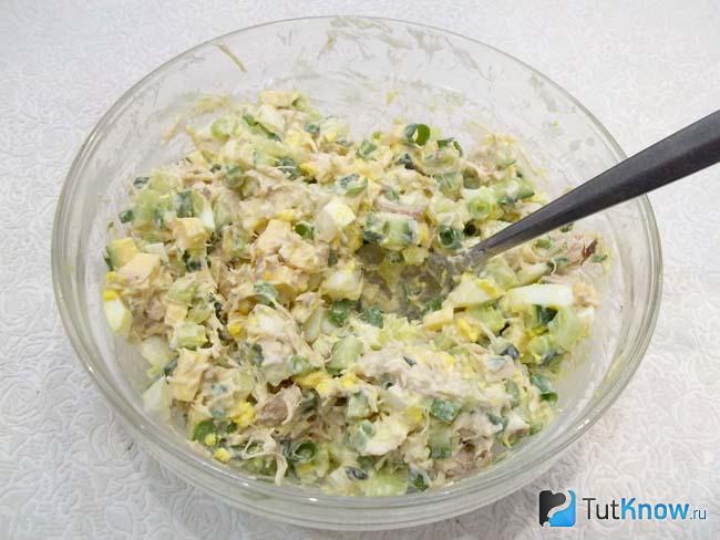 Готовый салат с курицей, огурцами, яйцами и сыром