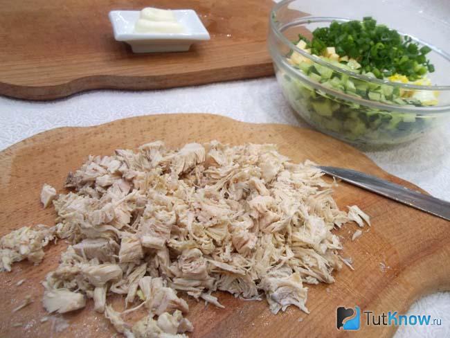 Отваренное мясо нарезано