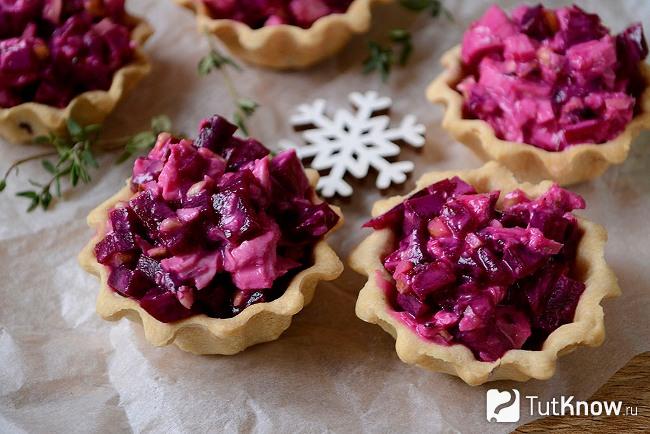 Готовый свекольный салат с курицей и орехами