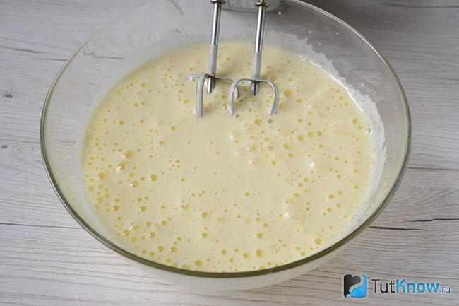 Взбивание теста миксером
