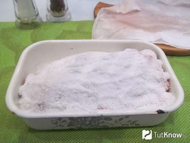 Мясо присыпано солью