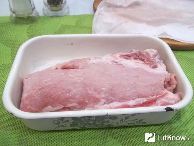 В миску с солью выложено мясо