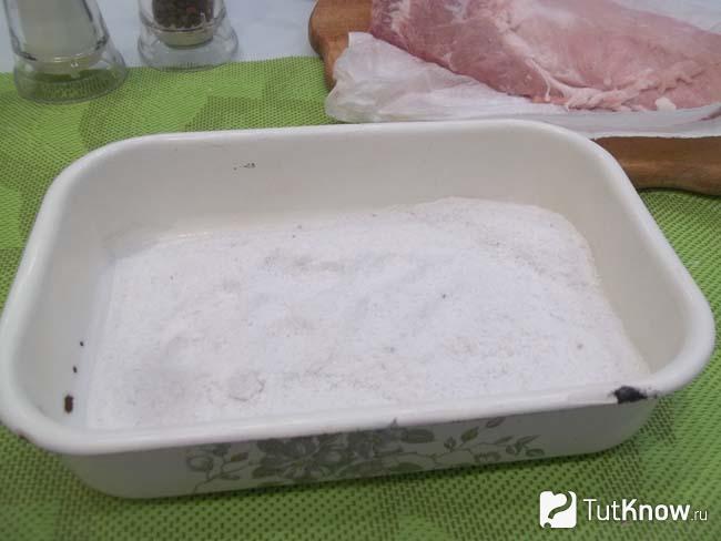 В миску насыпана соль
